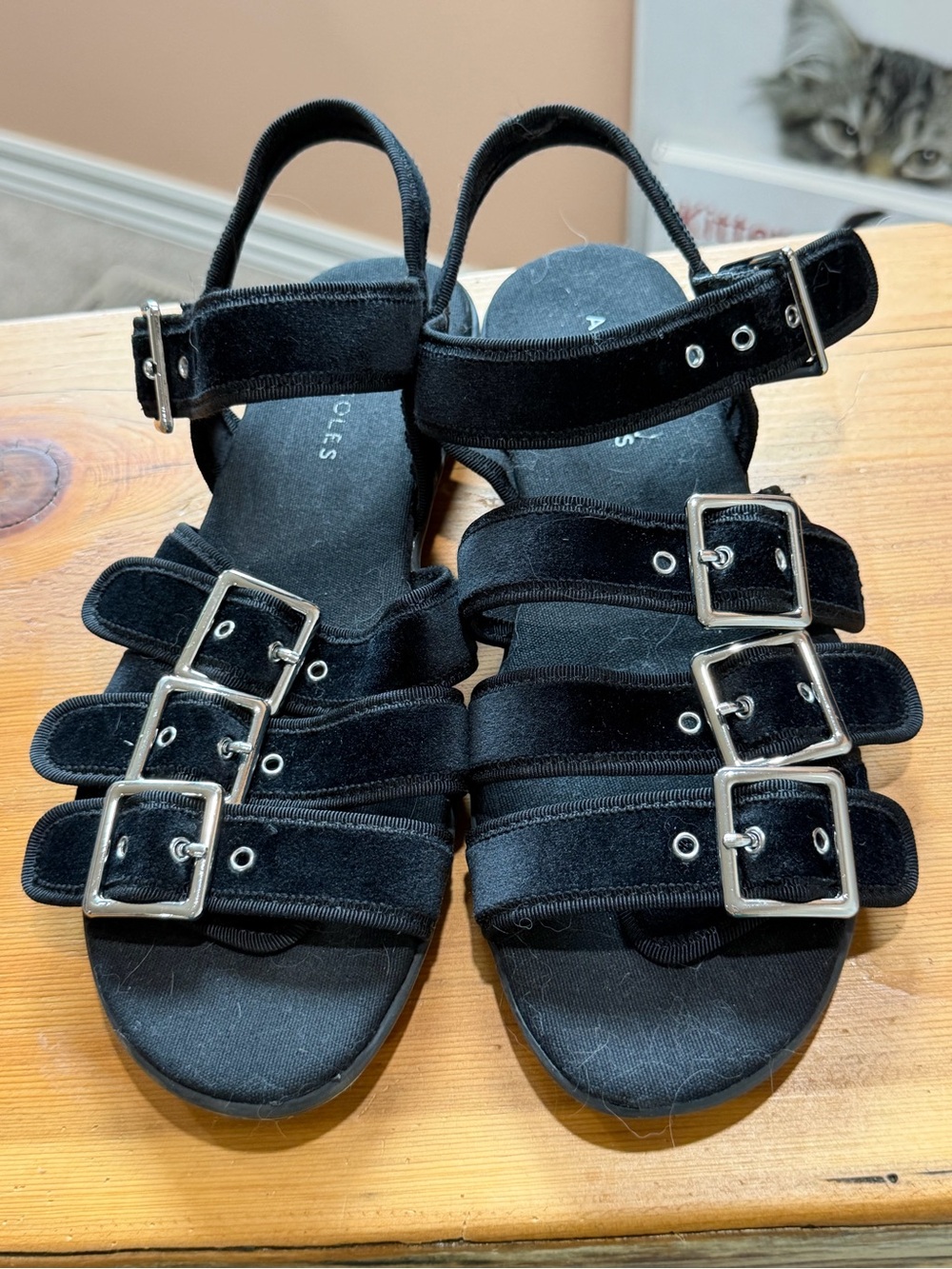 AEROSOLES Black Velvet Multi-Buckle Sandals Fibbie 7